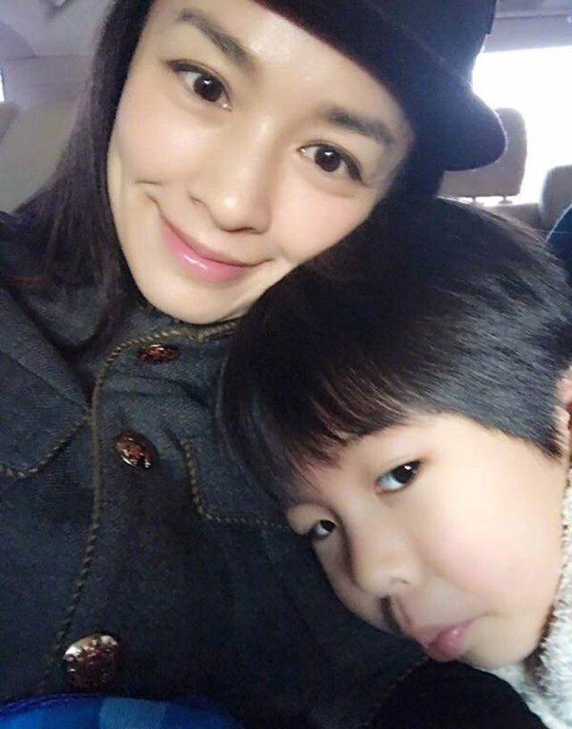 张庭晒小儿子成长照,深情发文:因为你,快乐一直都在_安东尼_小男孩_小