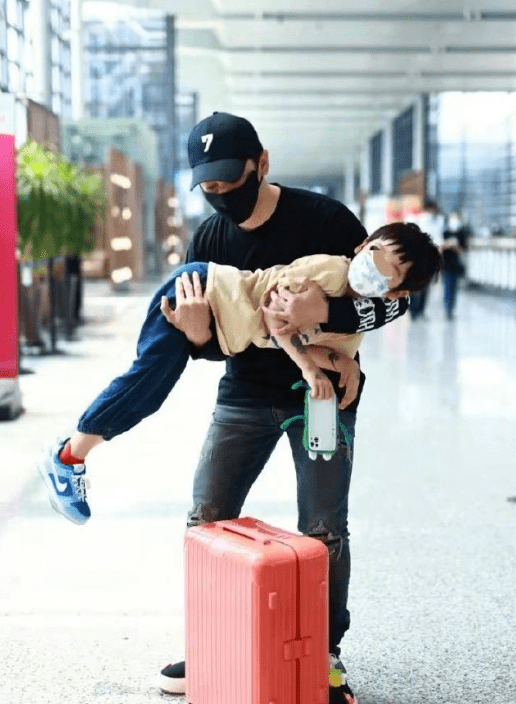 黄晓明新年首次晒和儿子小海绵的温馨合照,幸福爆棚!_家庭_关爱_父亲