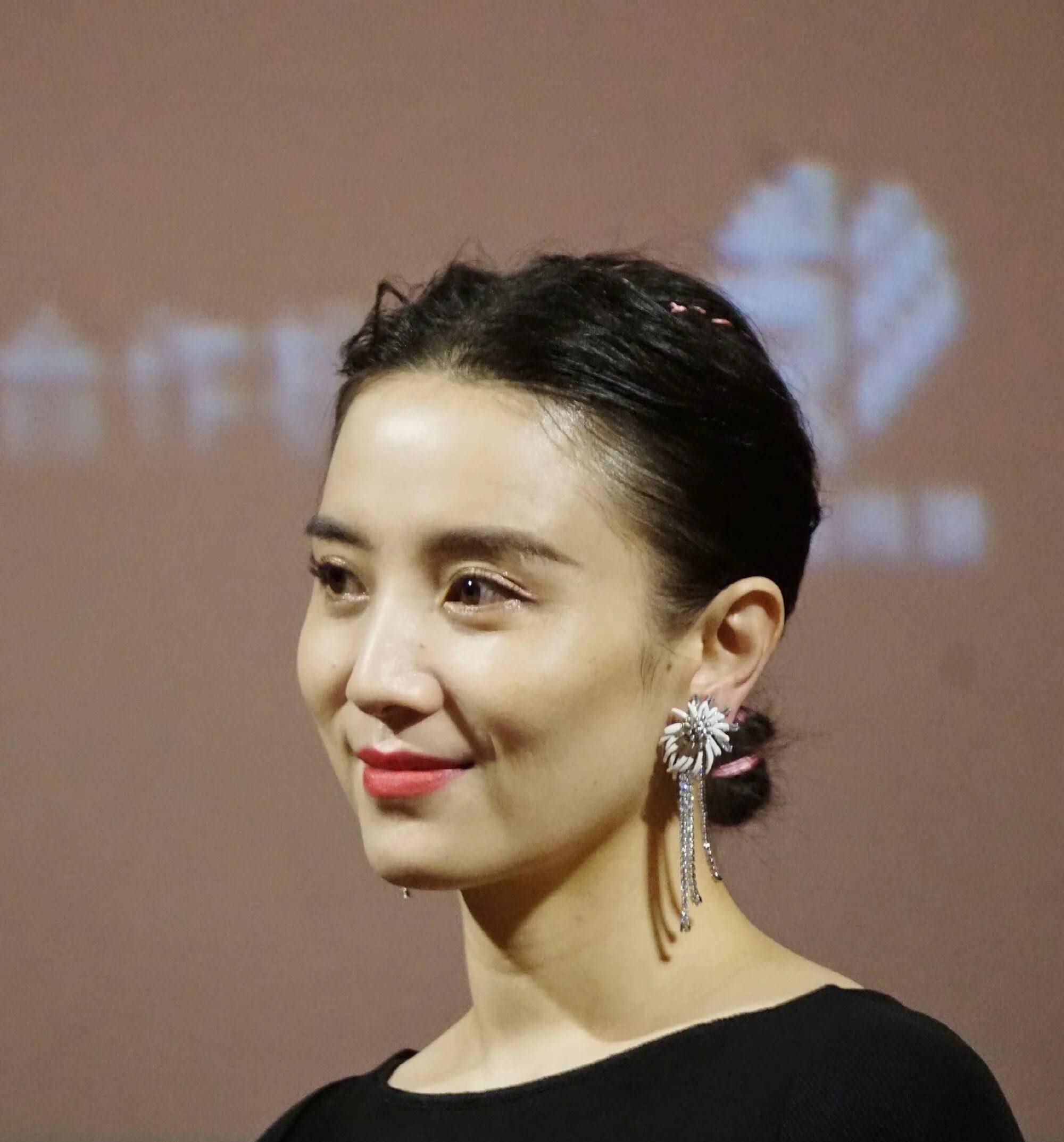 被43岁的小宋佳"生图"惊艳,她的美貌被低估,熟女的气质太绝了_活动