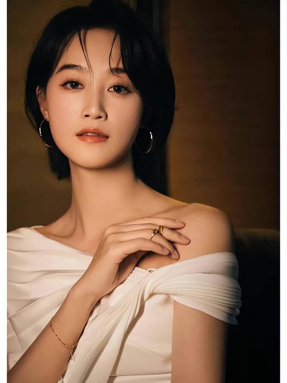 蓝盈莹深夜一男子接机,与男子挽手回酒店,神秘低调恋情疑曝光.