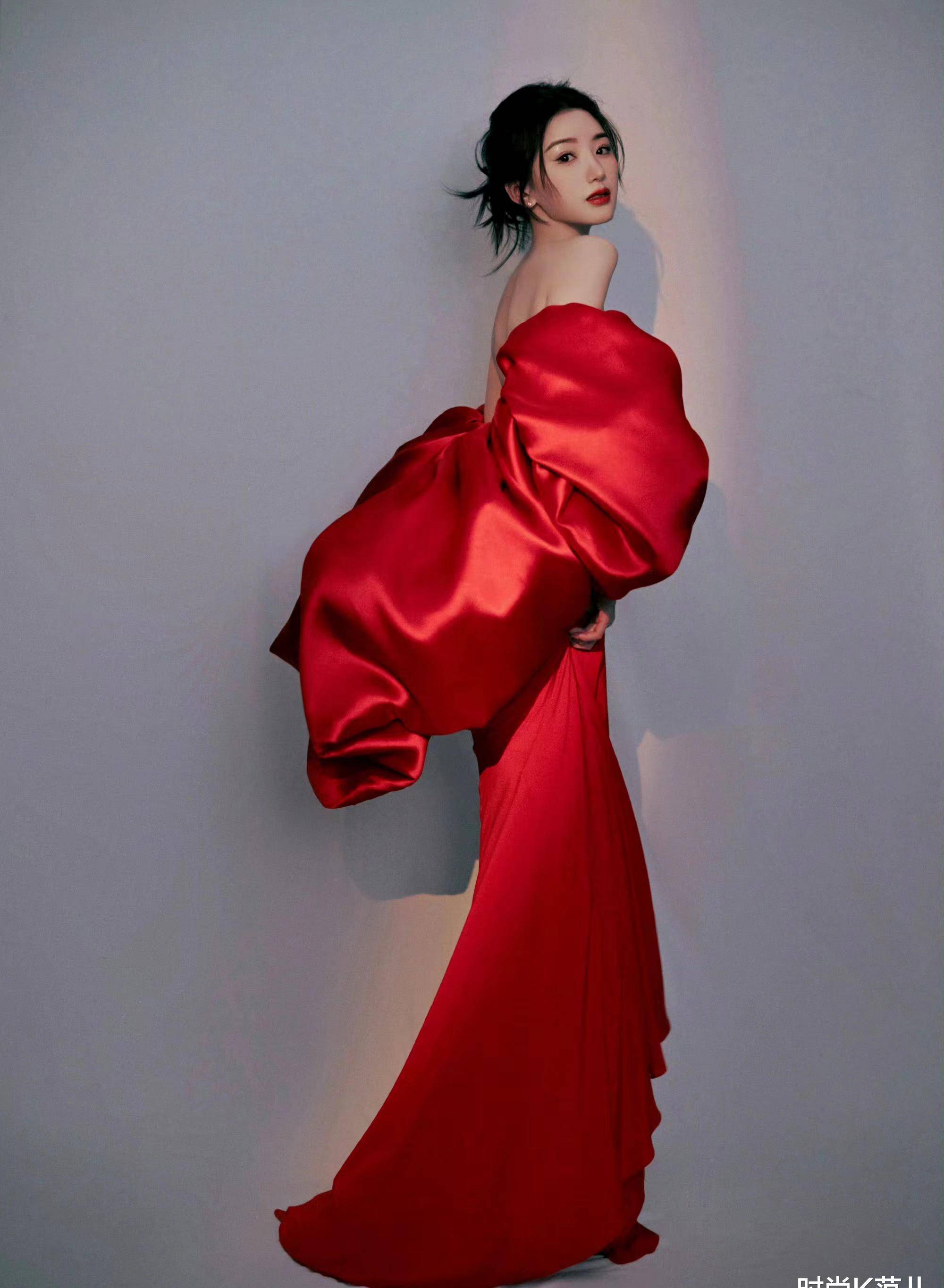 毛晓彤国剧盛典造型太美了,一袭大红色抹胸裙,优雅又惊艳!