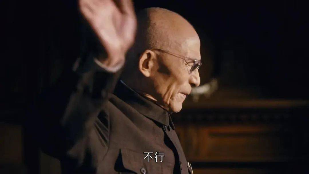 电视剧《繁花》画面一套套噱头十足的西服.