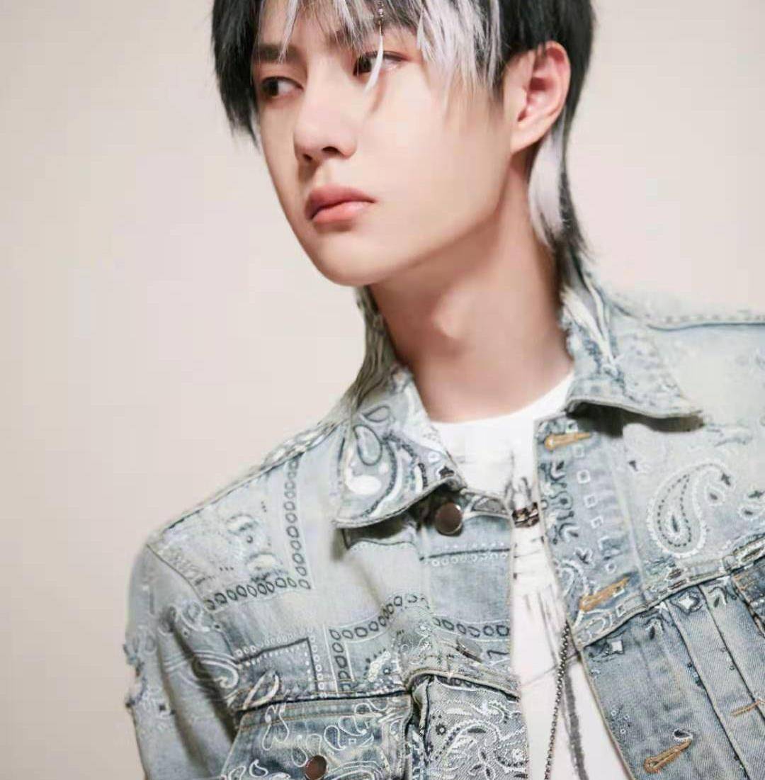 原创王一博发文回归街舞4,水洗牛仔外套加梦幻风挑染长发潮酷满分