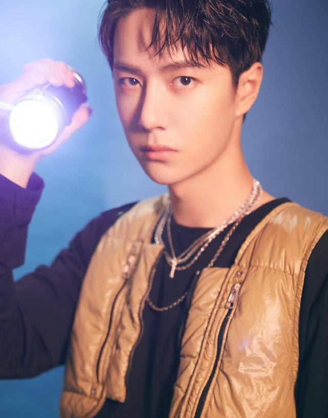 "……我上去,你找位置",伊博找到了旁边的悬挂装置,是一个小小的升降