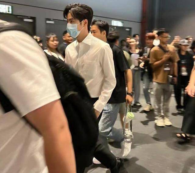 原创大湾区晚会后台:肖战被冷落,李现关晓彤无交流,王一博行色匆匆