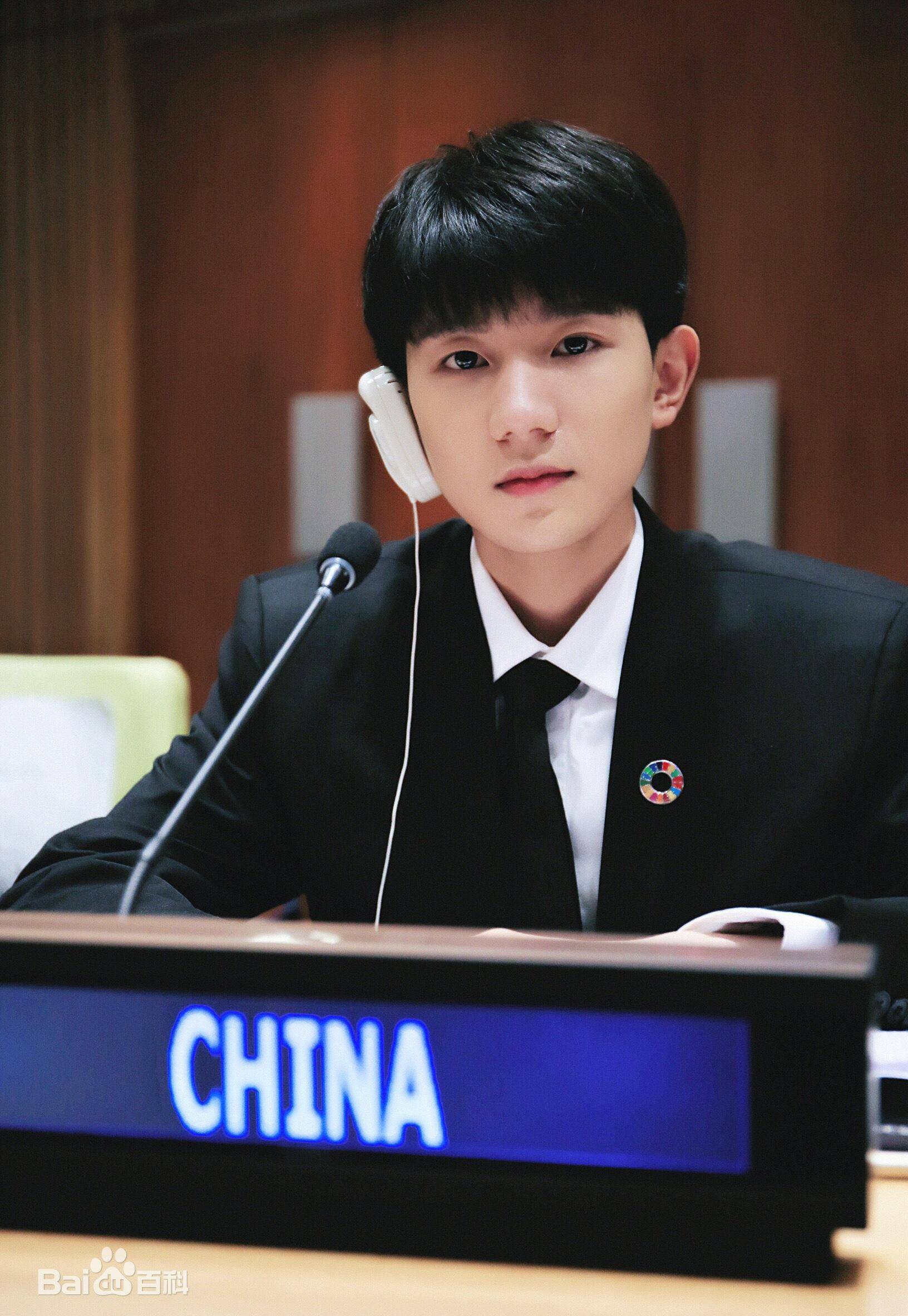 当年闹的沸沸扬扬的"抽烟"事件,差点毁了王源的前途_少年_阳光_形象