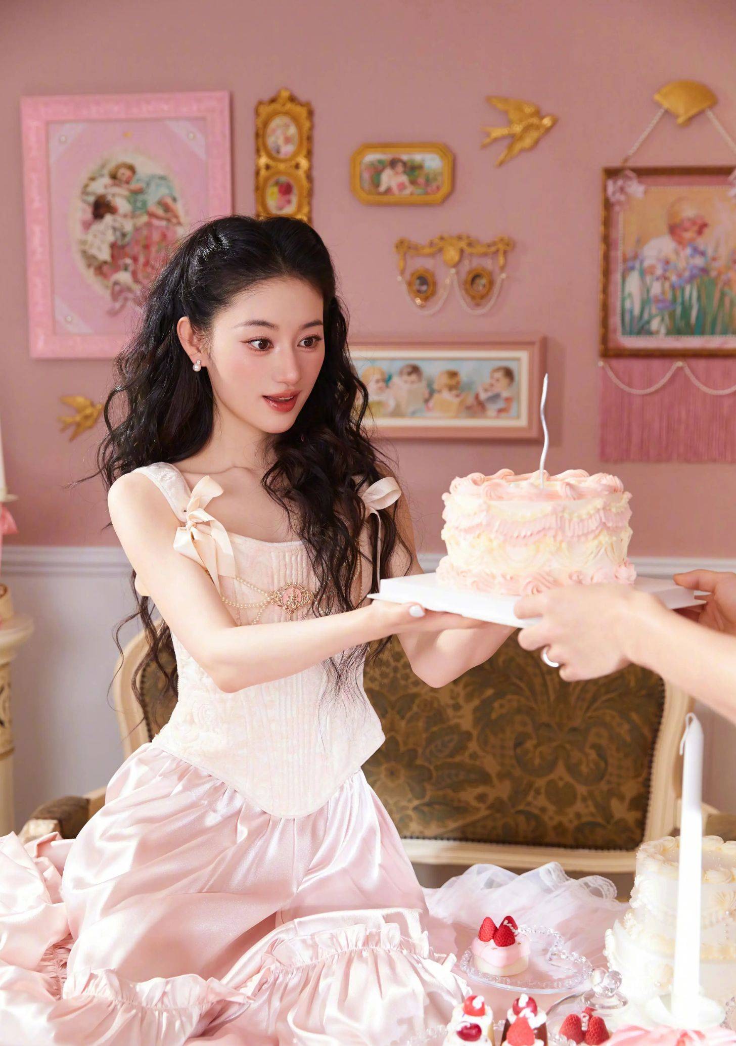 郭晓婷穿蝴蝶结吊带娇俏可人 公主头造型温婉甜美_粉色_照片_画面