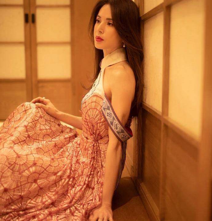 而且,身材愈发出众的李若彤,甚至在着装上显得更加"高调".