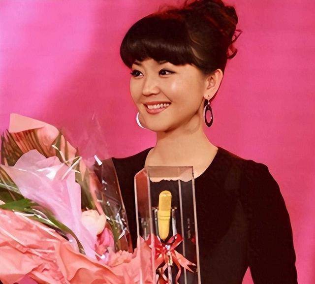 低"的央视主持,嫁给电台领导,结婚20年只生孩子不做_明星_刘诗诗_舞台