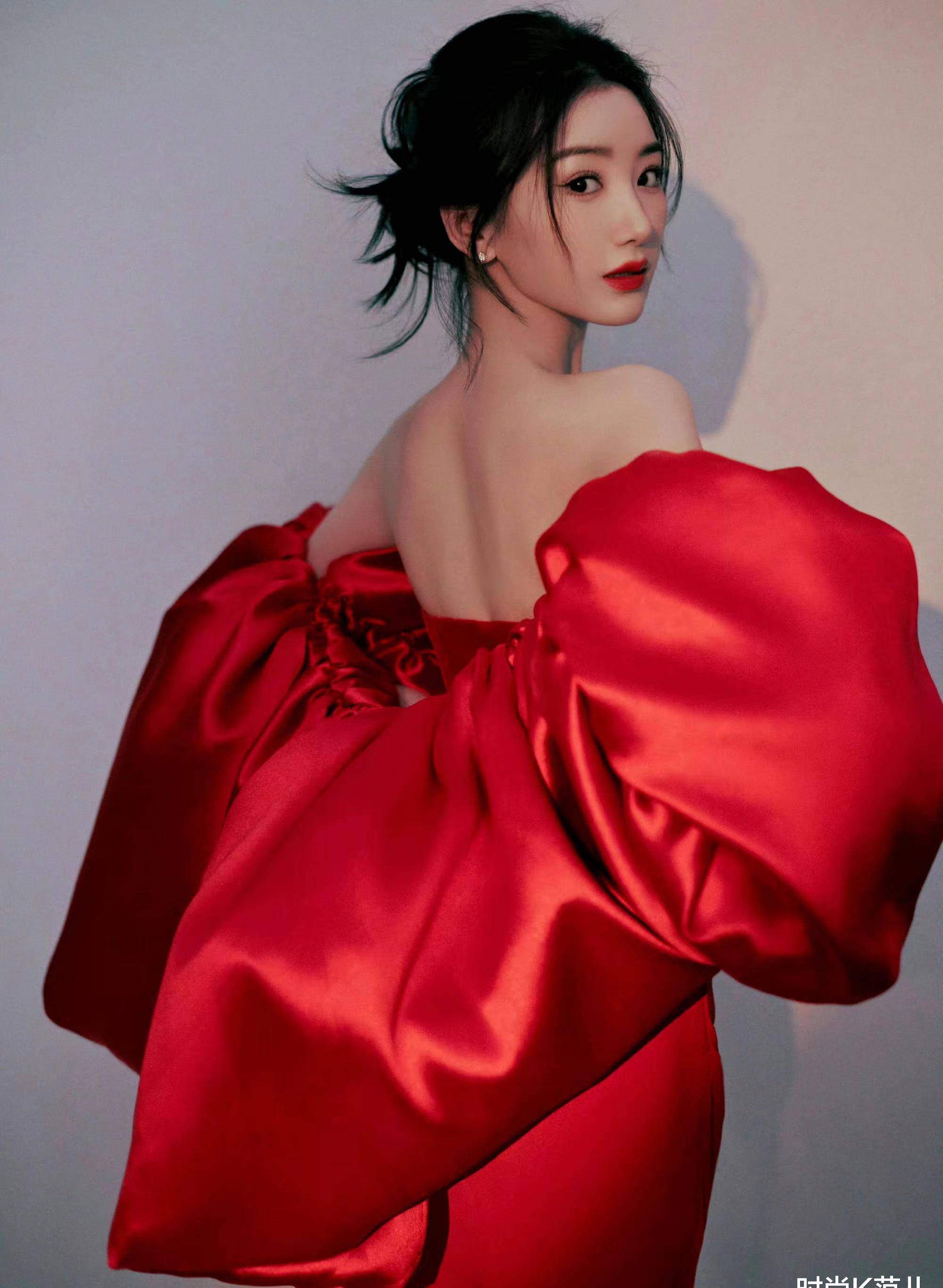 毛晓彤国剧盛典造型太美了,一袭大红色抹胸裙,优雅又惊艳!