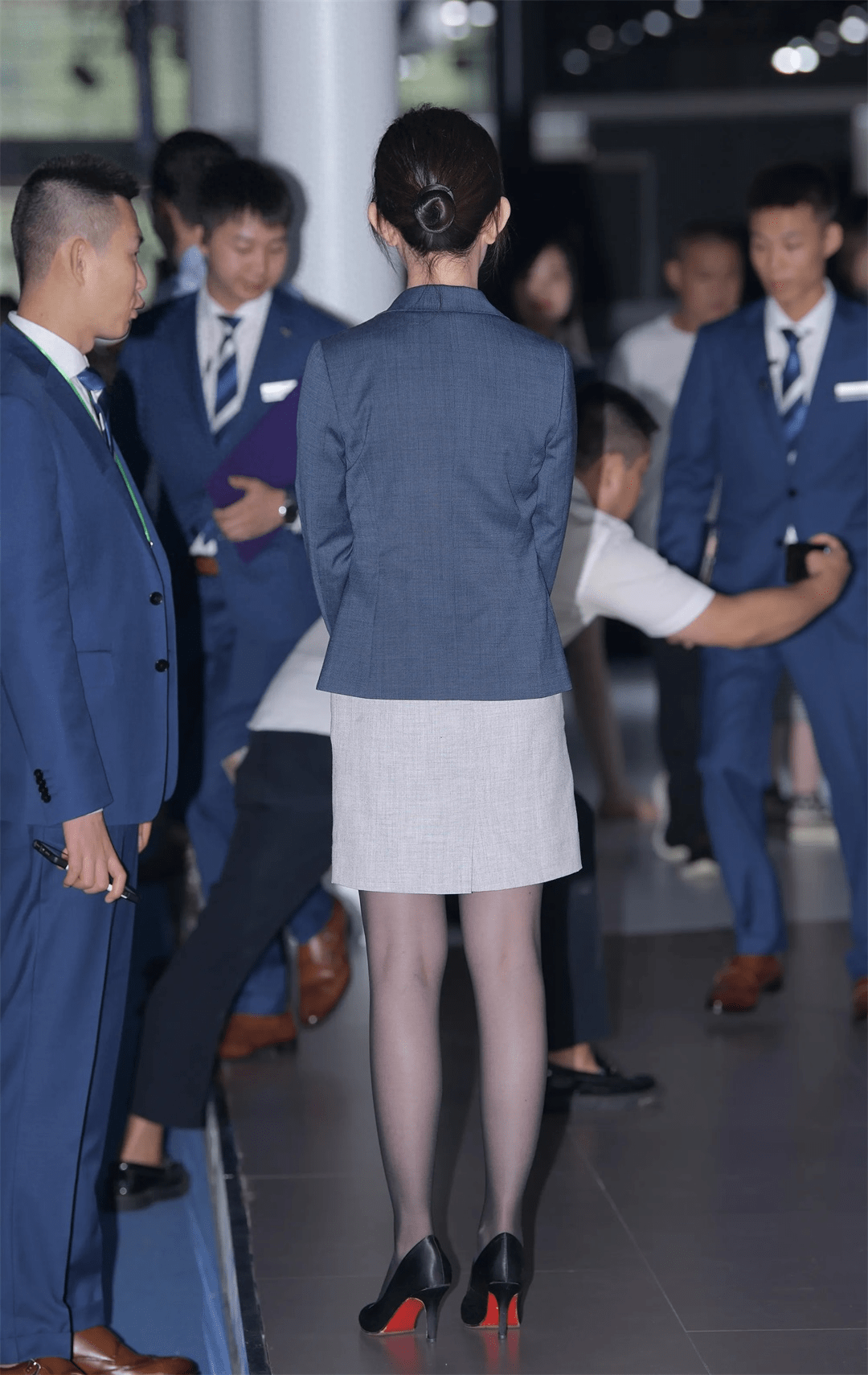 太潮了,小姐姐的衣服鞋子都像在表演一样!_黑色_高跟鞋_丝袜