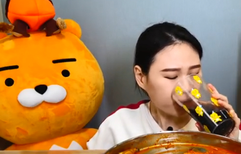 这个美女网红大胃王没有几分钟就把1大盆的香辣鱿鱼面吃下去了一大半