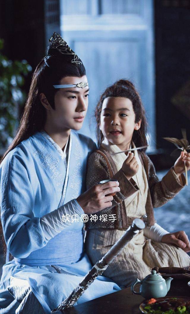 王一博《陈情令》花絮曝光,赤身裹毛巾侧颜惊艳!_剧中_片场_蓝先生
