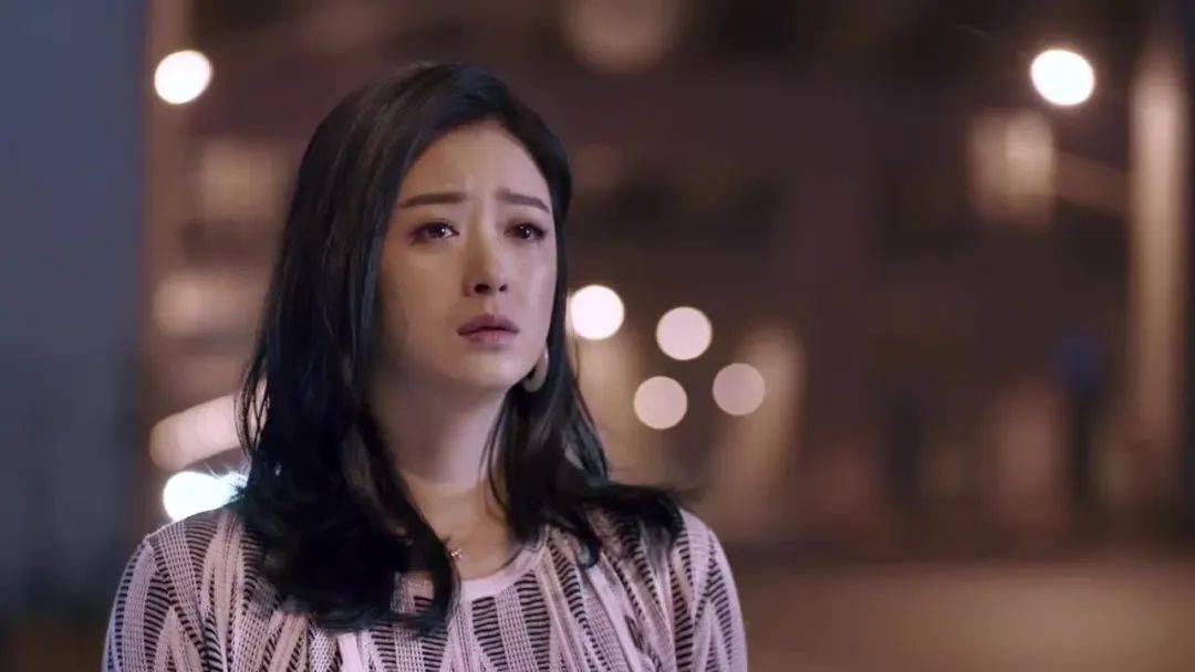 与叶祖新的爱情长跑蒋欣的感情生活曾引起广泛关注,传言中的第一个