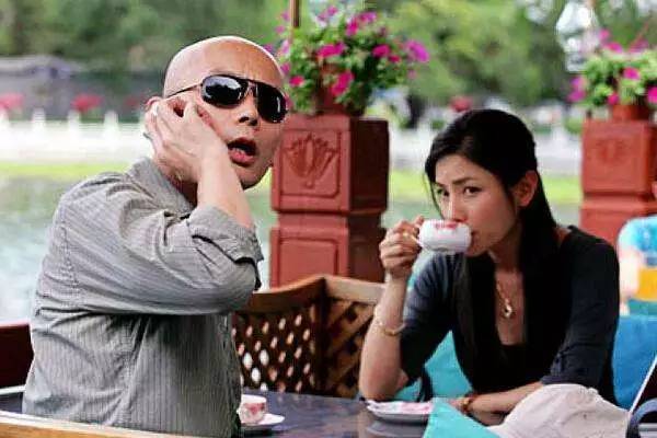 剧情介绍:故事的开头讲的是发明家秦奋(葛优 饰)发明的分歧终端机被