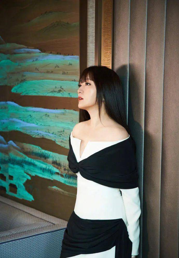 杨钰莹巴黎时装周生图曝光!