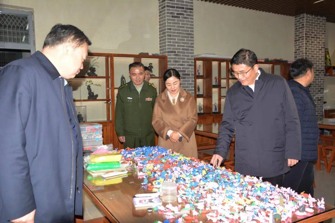 尹茂林到牡丹区实验小学调研教育工作_菏泽市_教室_区委常委