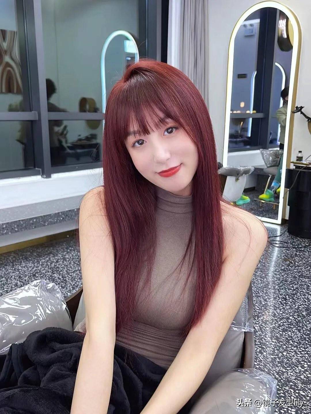 当下女性最流行的三种发型是全头卷发动感短发和潮流发色