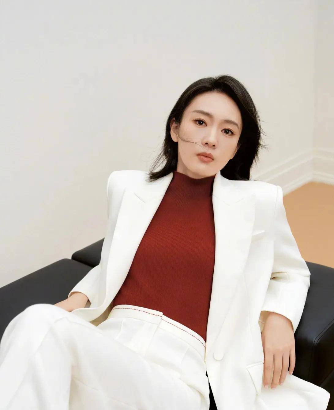 童谣力挺国际大牌,引领时尚潮流,展现个人风格,就像章子怡一样_影响