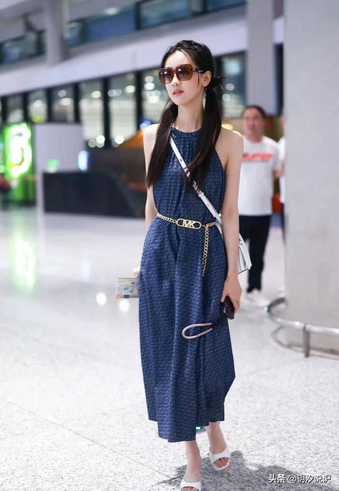 陈都灵一袭深蓝色连衣裙戴着墨镜现身上海机场代表了时尚潮流的新