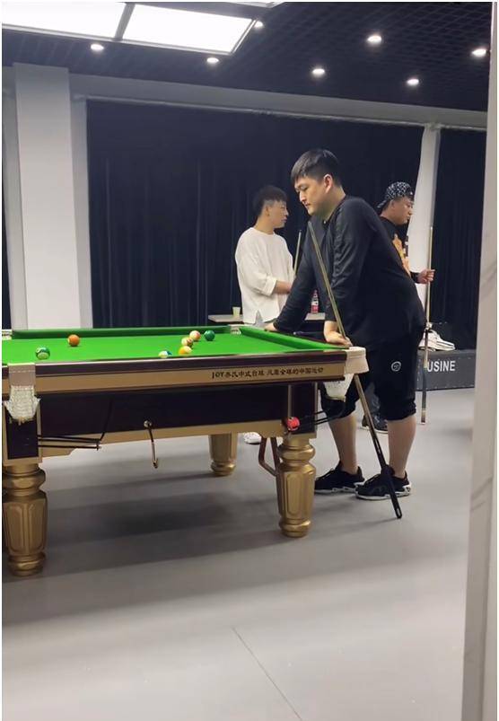 台球,23岁赵一楠满脸束手无措,穿着随意显低调_赵本山_王小利_网友