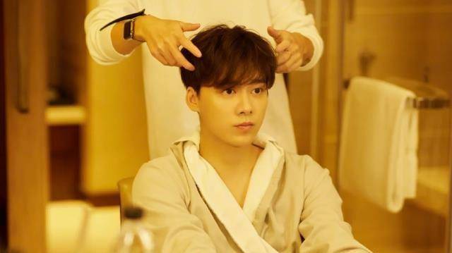 李易峰早年活动被拍,和178cm何穗同框,生图状态引发讨论_网友_身高