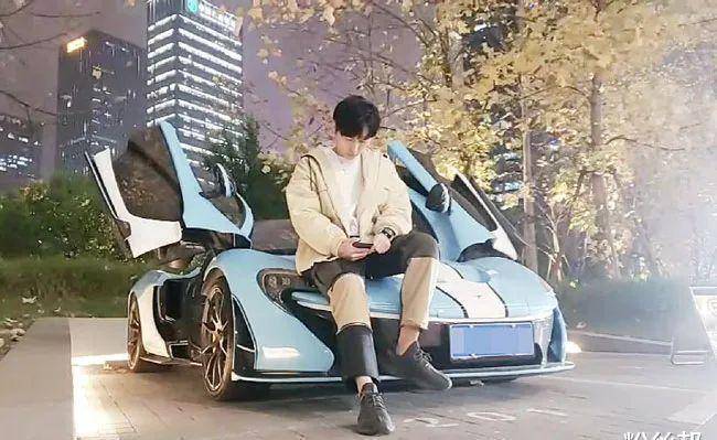 虎牙"小小酷哥"法拉利完成改色,名下豪车都是蓝色,拉法也不例外_搜狐