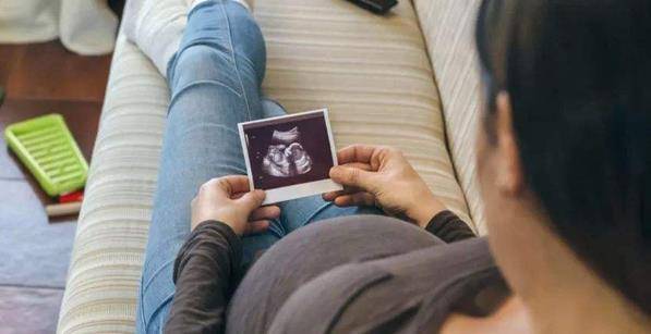 蒋勤勤43岁高龄生下二胎后,如今瘦到脱相,高龄产妇真的不容易_身体