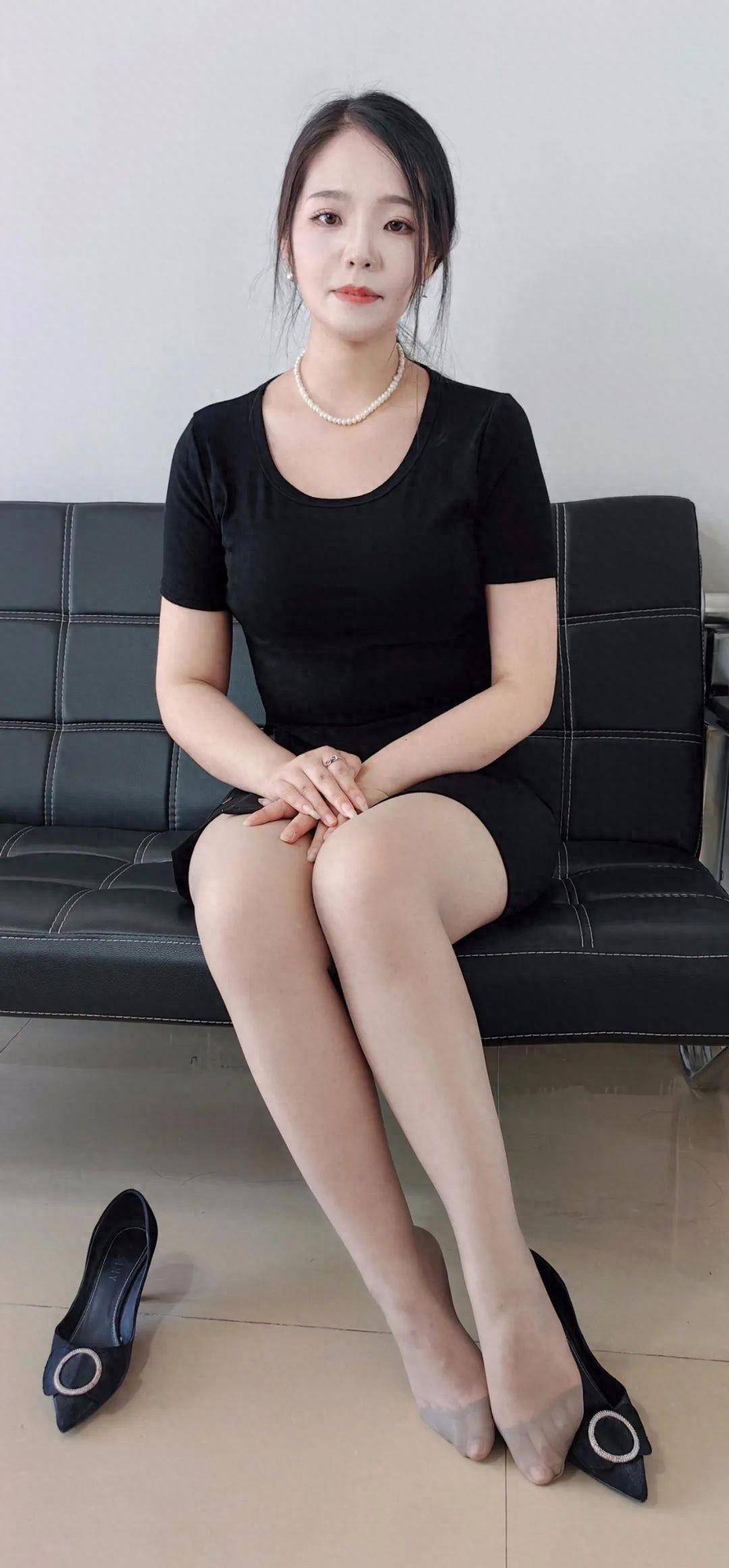 哎呦喂,短裙搭配肉丝高跟鞋,让这位秀美腿,好身材的时尚小姐姐_丝袜