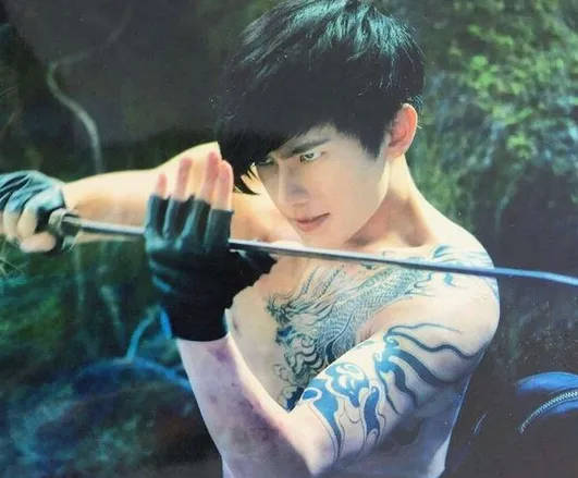 3,麒麟和穷奇纹身张起灵的纹身是麒麟,张启山的纹身是穷奇.