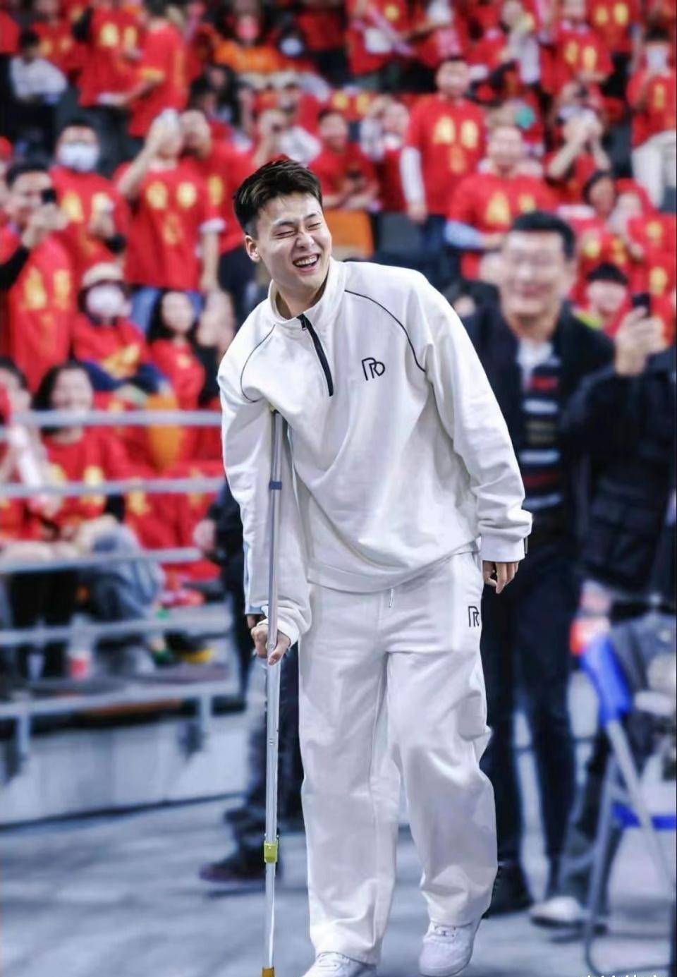 赵睿拒绝在广东球衣上签名,深圳教练或将受到严厉处罚,易建联与华仔