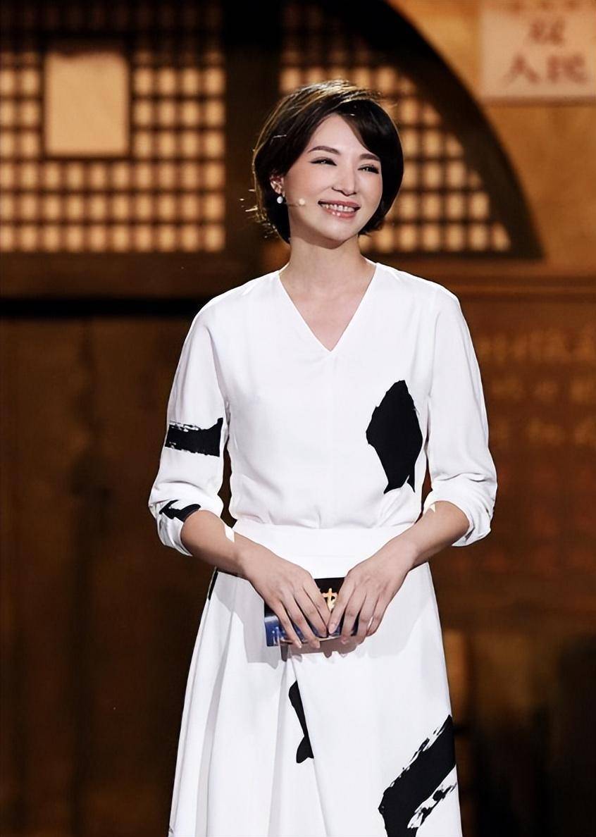 董卿消失数月首露面,现身上海就餐,路人曝她状态不好身材消瘦!