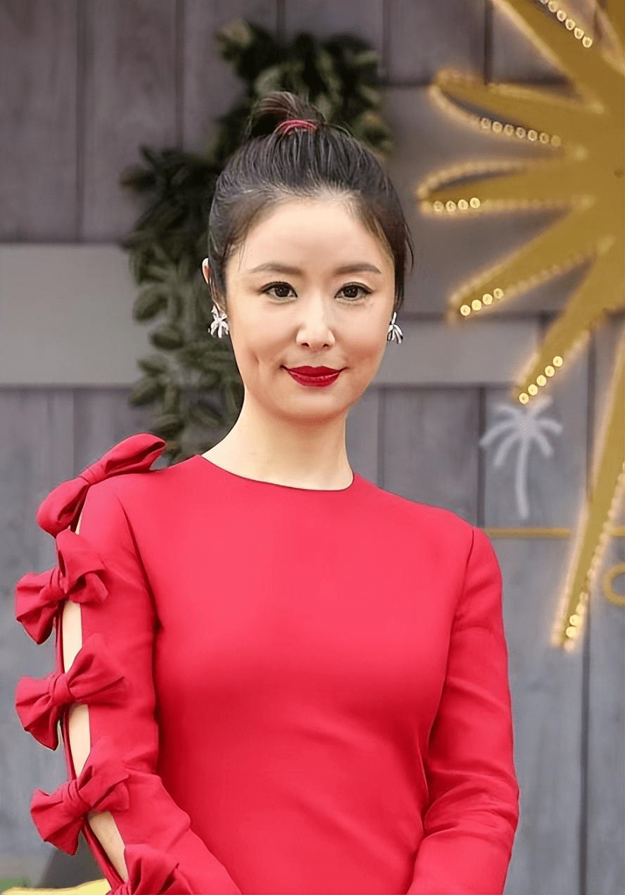 林心如47岁发腮,穿红裙短到大腿根似辣妹,生图暴露真实的状态!
