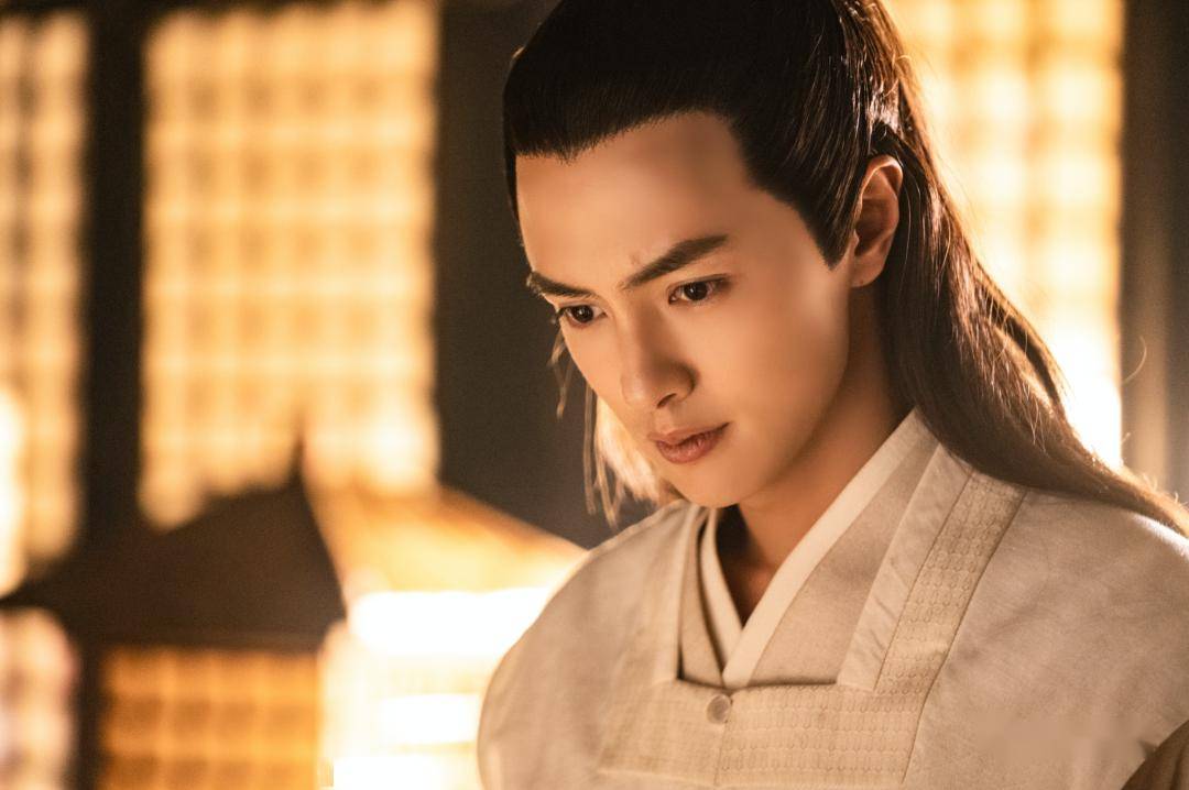 "成化男团"专访|官鸿,不止温柔这一种面貌