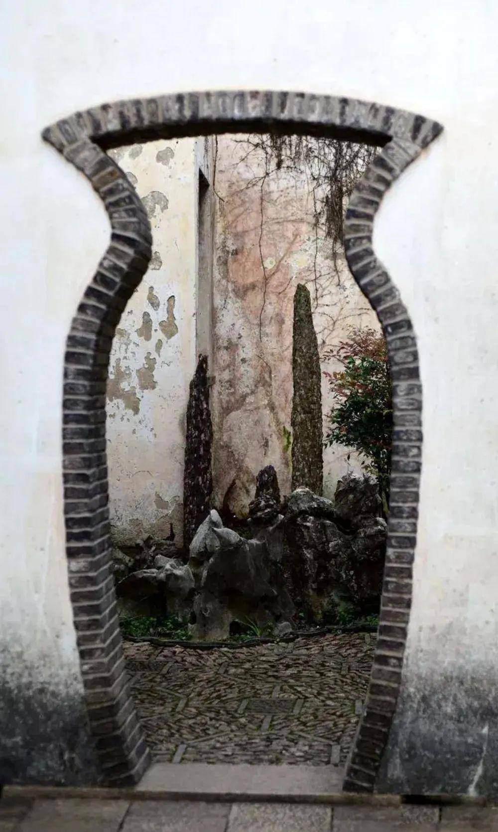 园林中的门洞,或形同圆月,花瓶,梅花,莲瓣,或如贝叶,如意.