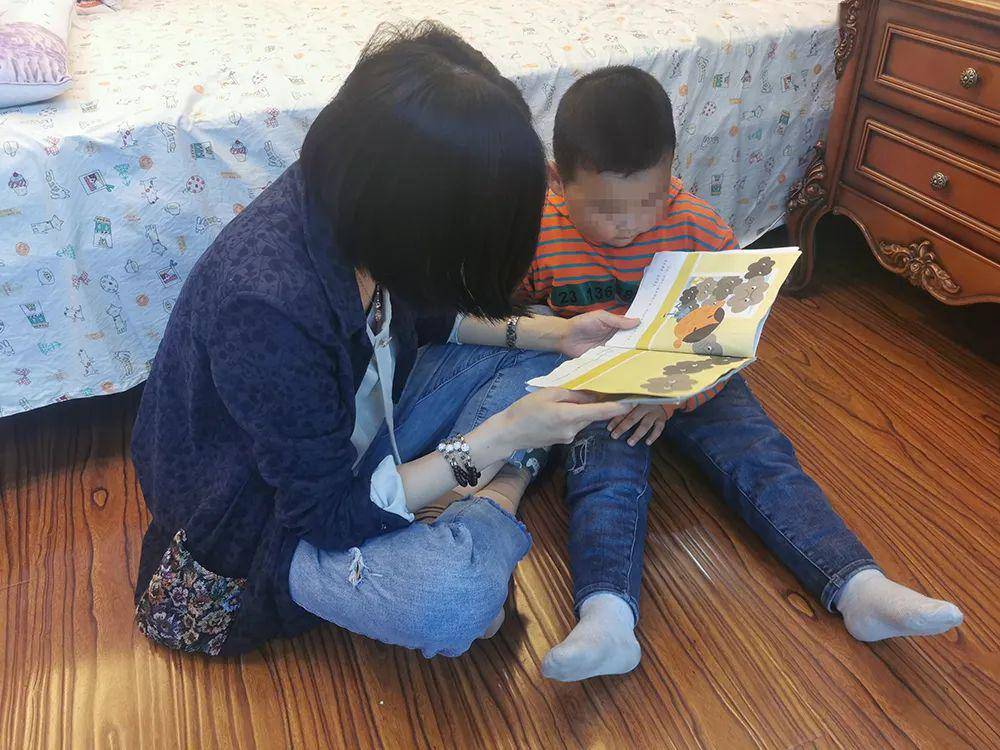 成为社区志愿者后她加入了丧心病狂攒钱小组