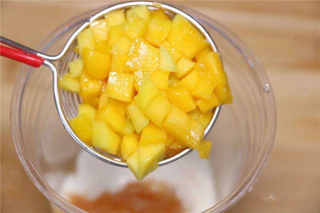 再放上豆乳布丁 增添豆香 然后放入西柚粒和切好的芒果粒 清甜的椰奶