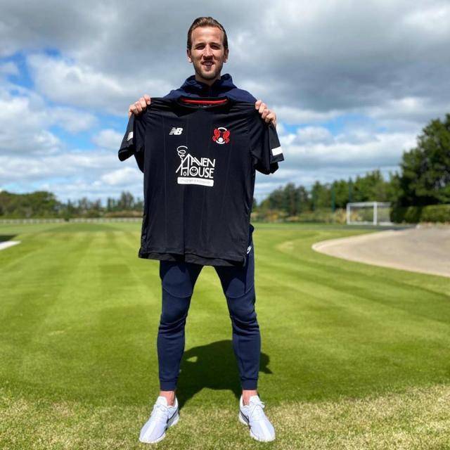 投身公益哈里凯恩为莱顿东方202021赛季球衣胸前广告赞助商