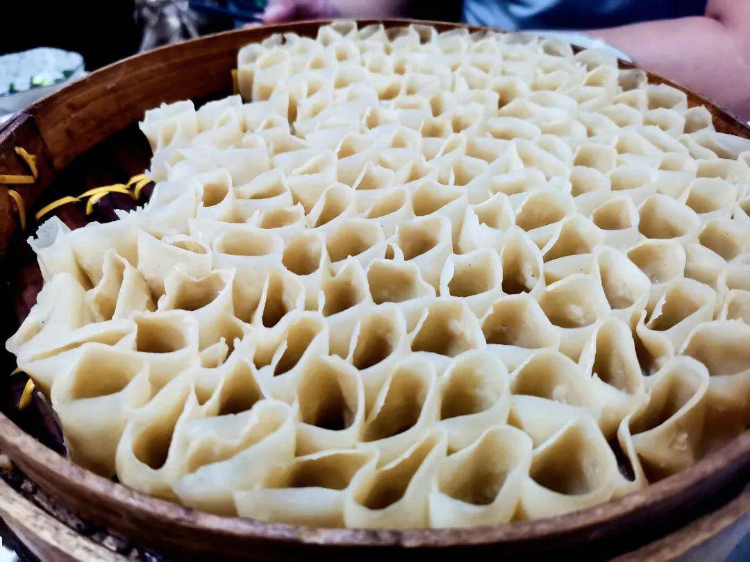 马铃薯(坝上称山药或土豆)制作的美食,还有当地的烧酒,很是地道