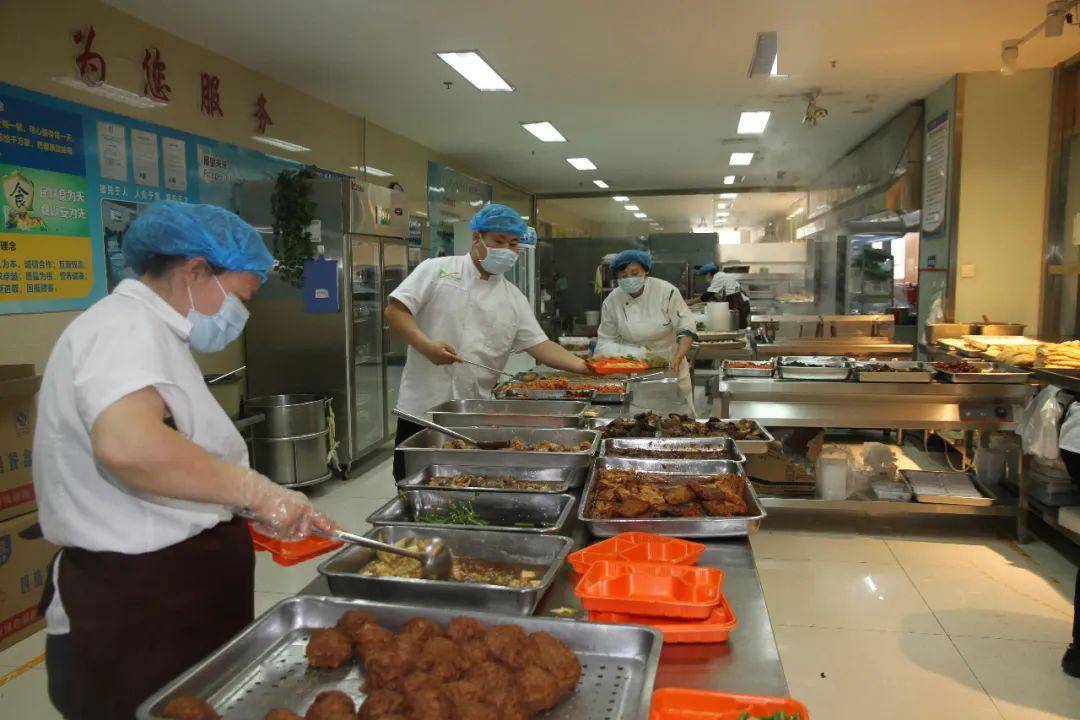 但是我家在乡镇,来回送饭不方便,疫情期间一人一陪护,我要出去给她买
