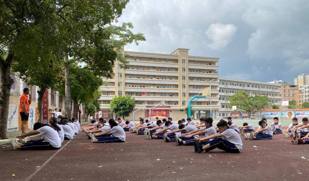 高州师范附属第一小学的小朋友在进行读书交流会.