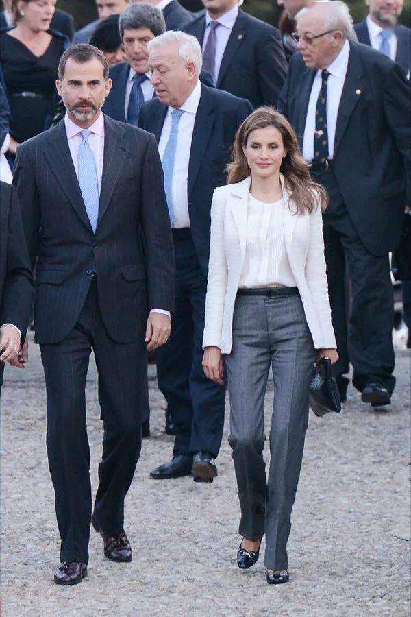 高贵与摩登:"娇小"西班牙王后的时尚型衣橱