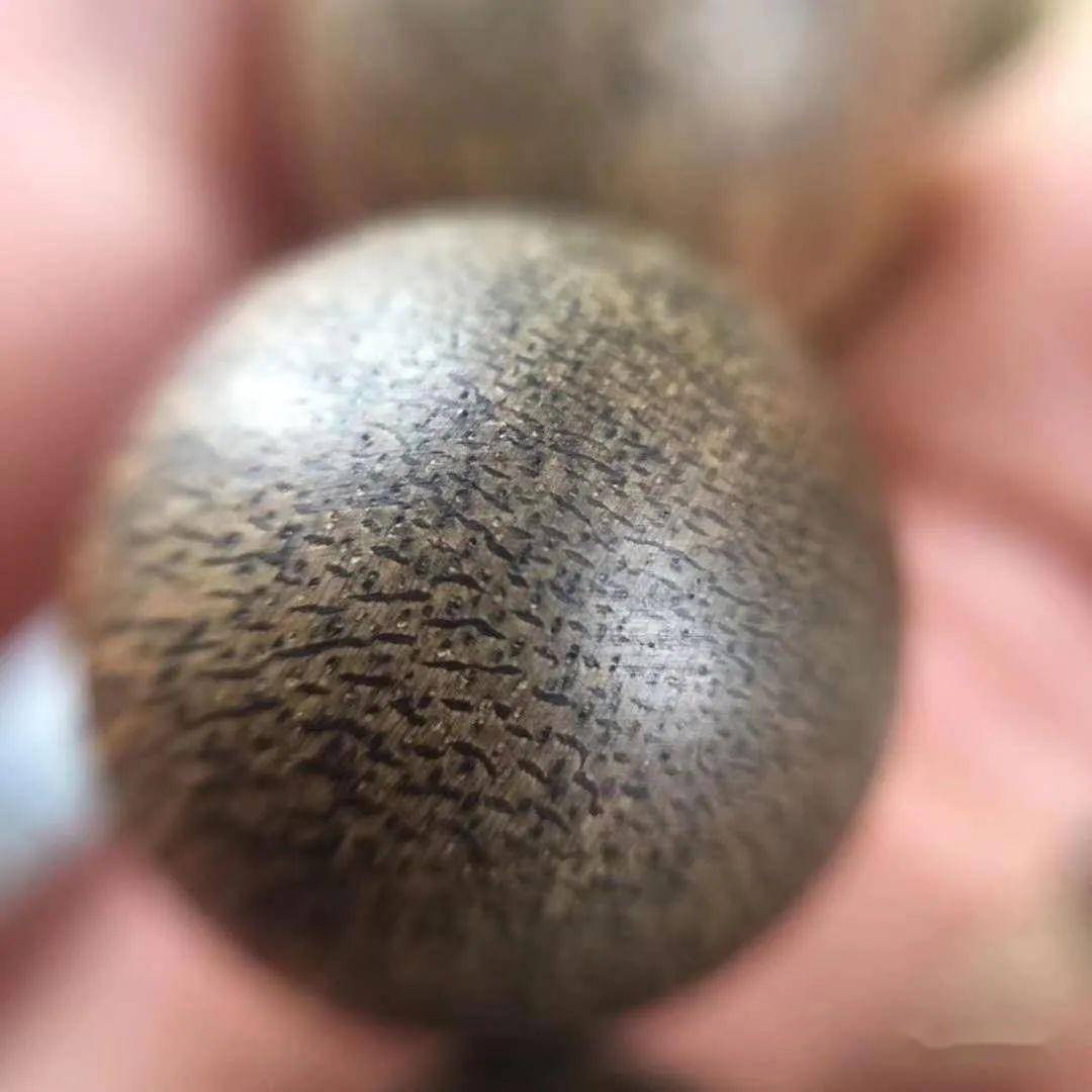 文莱沉香手珠,取料十分考究,实心部位顺纹车制,均匀的毛孔走位组成的