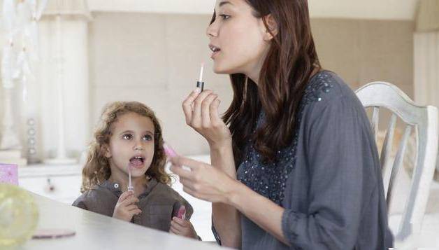 孩子爱模仿大人?面对"模仿敏感期"的孩子,3个方法引导很关键