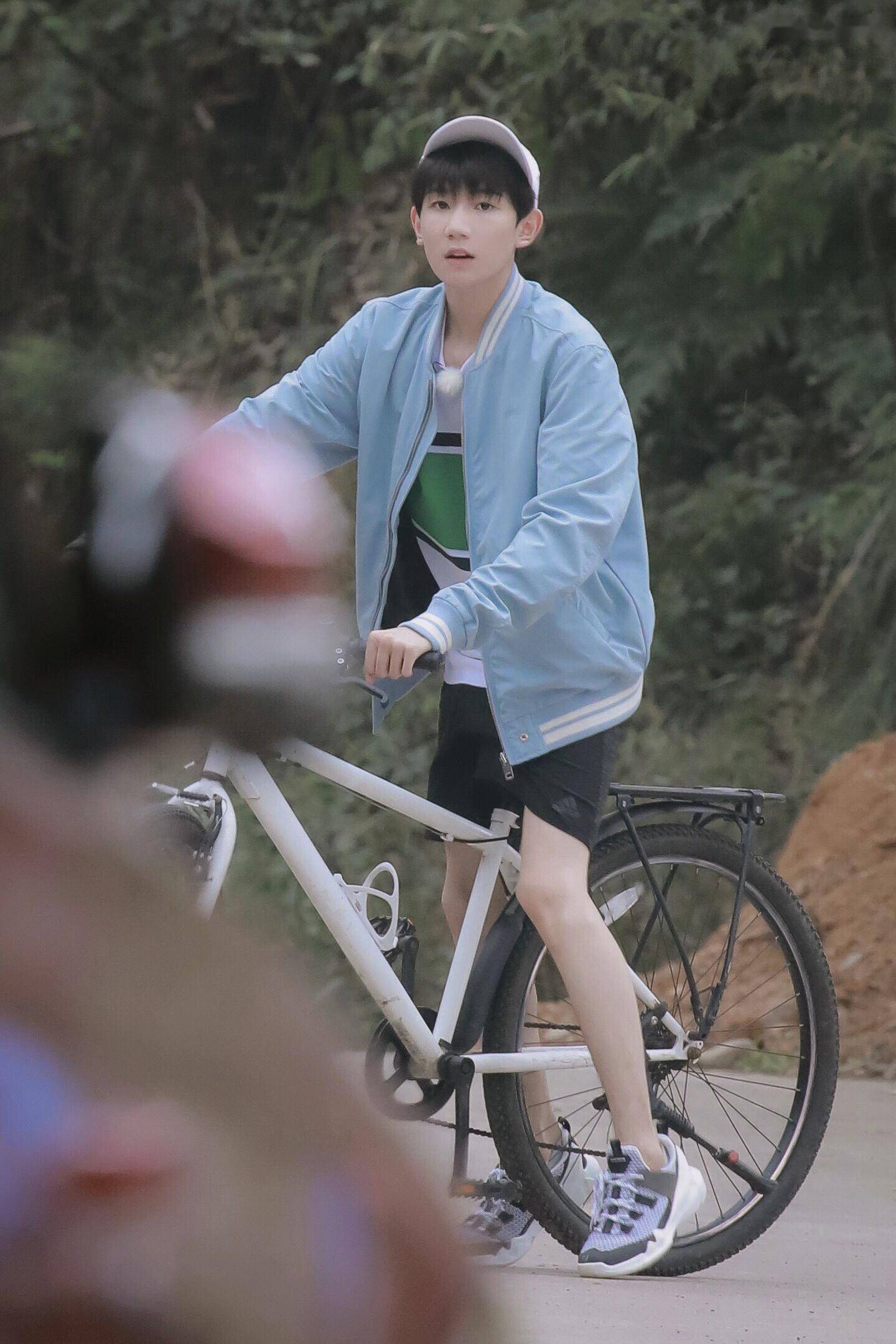 别人的腿vs自己的腿 就问谁不羡慕王源的漫画腿