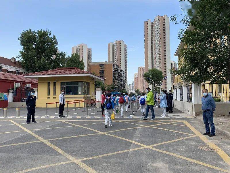也别忘了他 太阳初升 等在校门口测温 不为你夸 图:昆纬路第一小学