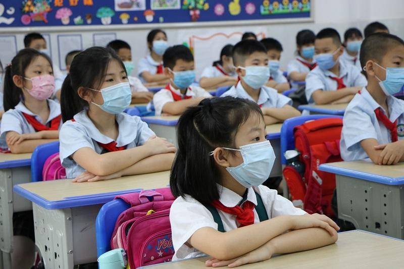 迎接复学,学校新录制了抗疫版铃声,铃声响起,孩子们收拾文具准备上课