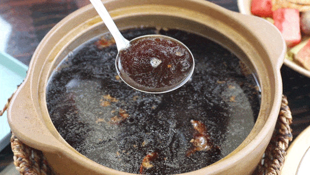 就连这几年厦门各大排档,闽菜餐厅里最火的黑蒜汤,其实也都是从202的