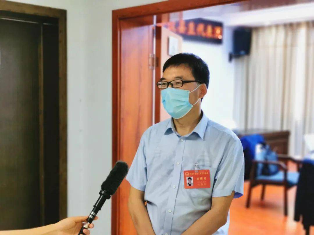 人大代表李炳前:参加这次会议,我的主要议题是关于村