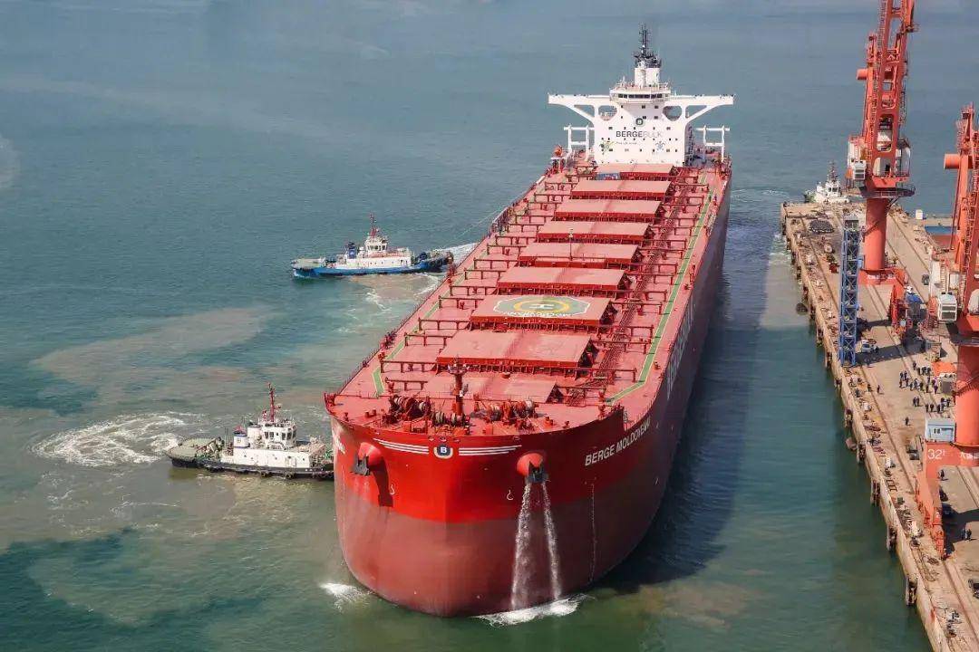 渤船重工为百国山建造的一艘21万吨散货船顺利命名!